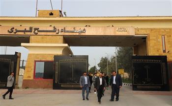 محافظ شمال سيناء يتفقد معبر رفح البري ويتابع دخول الجرحى والمرضى الفلسطينيين