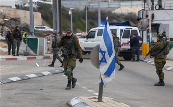 "أسوشيتيد برس": معاناة الفلسطينيين في الضفة الغربية تتفاقم بسبب التقييدات الإسرائيلية على تصاريح العمل