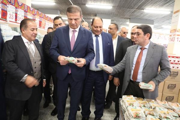 وزير الزراعة يفتتح جناح منتجات الوزارة بجملة ماركت بالمريوطية بمناسبة شهر رمضان