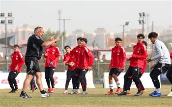 الهولندي «أرت لانجلر» يقود فقرة تدريبية لفريق أهلي 2010