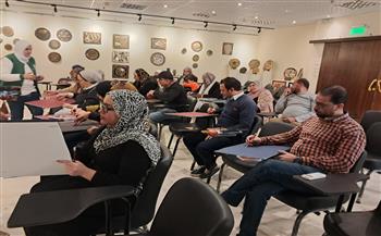 أساسيات رسم الطبيعة الصامتة في ثالث أيام الملتقى الثاني للفنون التشكيلية بقصر الإبداع