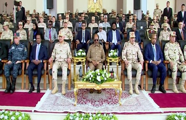 الرئيس الصومالي ووزير الدفاع يشهدان اصطفاف القوات المصرية المشاركة ببعثة الاتحاد الأفريقي