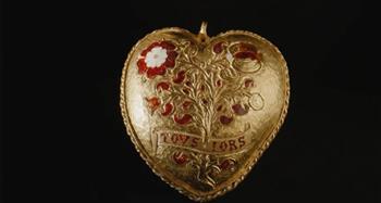 قلادة ذهبية عمرها نصف قرن توثق زواج الملك هنري الثامن وكاثرين