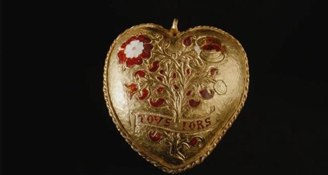 قلادة ذهبية عمرها نصف قرن توثق زواج الملك هنري الثامن وكاثرين