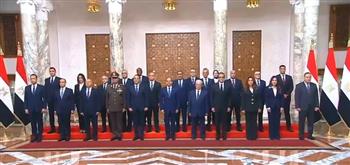 الرئيس السيسي يلتقط صورة تذكارية مع الحكومة المصرية الجديدة