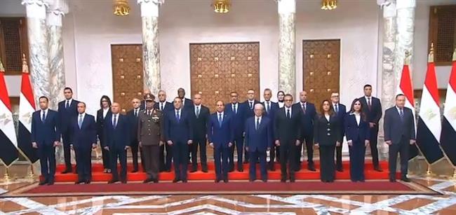 الرئيس السيسي يلتقط صورة تذكارية مع الحكومة المصرية الجديدة