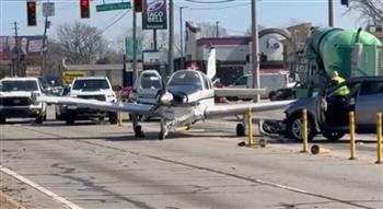 فيديو.. طائرة تهبط اضطراريًا وسط الشارع وتصطدم بالمركبات
