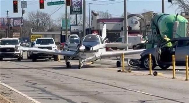 فيديو.. طائرة تهبط اضطراريًا وسط الشارع وتصطدم بالمركبات