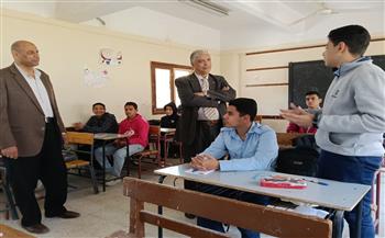 مدير تعليم بقنا يتفقد لجنة النظام والمراقبة لمتابعة تلقي تظلمات الشهادة الإعدادية