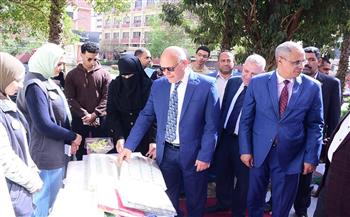 رئيس جامعة سوهاج يفتتح معرض "أبواب الخير" المجاني للطلاب