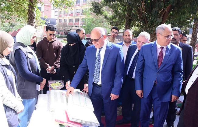رئيس جامعة سوهاج يفتتح معرض "أبواب الخير" المجاني للطلاب