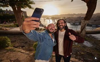 محمود العسيلي يشوق جمهوره بصورة مع بهاء سلطان ويعلق: «قريبًا»