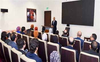 وزير الخارجية يتفقد سير العمل بقطاع التعاون الدولي ويؤكد على التكامل بين الملفات السياسية والاقتصادية