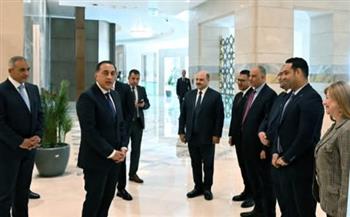 في أول ساعة عمل بعد التعديل الوزاري.. مدبولي يمر على الموظفين بقطاعات مجلس الوزراء