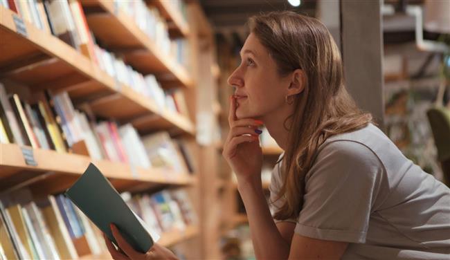 لماذا تقضي بعض النساء ساعات داخل المكتبات دون شراء؟