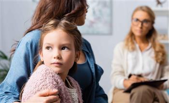 كيف يؤثر غياب الدعم الأبوي في الطفولة على شخصية الأبناء عند البلوغ؟