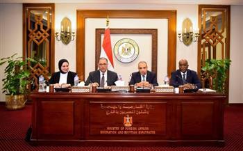 وزير الخارجية يجتمع بقيادات الوزارة ويؤكد أهمية مواصلة تطوير الأداء المؤسسي