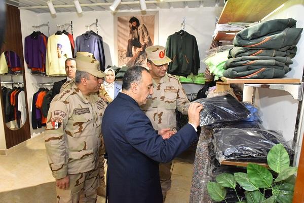 محافظ أسيوط وقائد الدفاع الشعبي والعسكري يتفقدان "بازار كيان" كنموذج عملي لتحويل المساحات الفضاء لفرص عمل