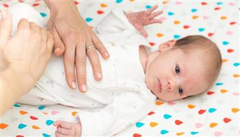 كيف تتعامل مع إصابة طفلك بالمغص والغازات؟ 