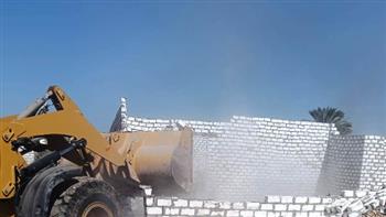 محافظ أسوان يتابع جهود إزالة 453 حالة تعد على مساحة 230 ألفا و 457 م2 