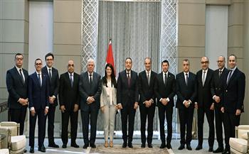 رئيس الوزراء يكرم الوزراء السابقين.. ويؤكد: نستكمل ما بناه السابقون وهدفنا خدمة المواطن