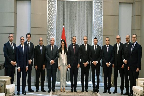 رئيس الوزراء يكرم الوزراء السابقين.. ويؤكد: نستكمل ما بناه السابقون وهدفنا خدمة المواطن