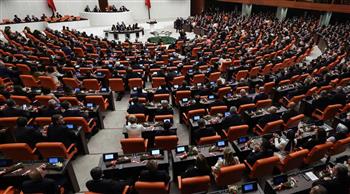 لكمات وتدافع.. معركة بالأيدي داخل البرلمان التركي (فيديو)