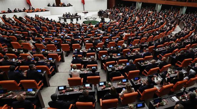 لكمات وتدافع.. معركة بالأيدي داخل البرلمان التركي (فيديو)