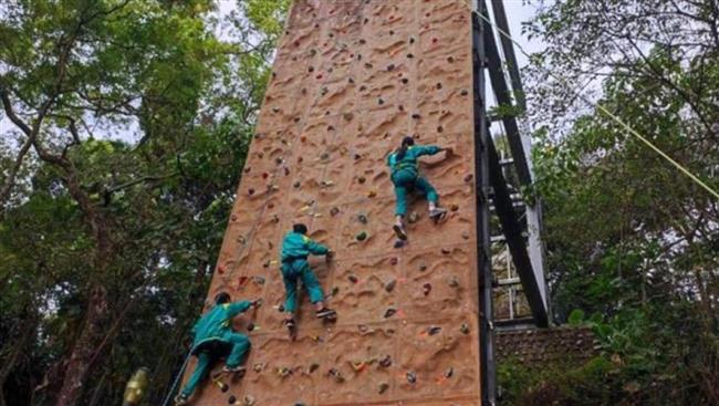 تايوان.. مدرسة تشترط على الطلاب تسلق جدار طوله 15 مترًا قبل التخرج