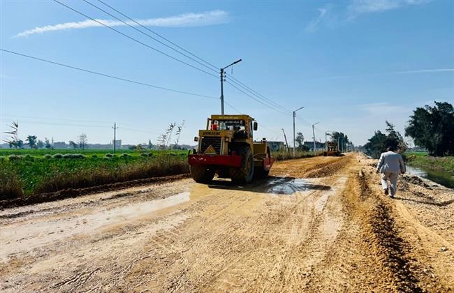 محافظ كفرالشيخ يتابع أعمال الرصف بالرياض ضمن مشروعات الخطة الاستثمارية