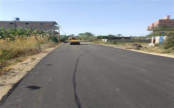  محافظ كفرالشيخ يتابع أعمال الرصف بطريق خان الجني بمطوبس ضمن مشروعات «حياة كريمة»