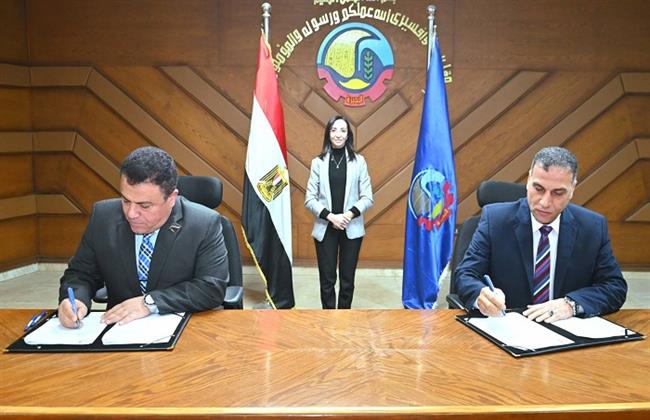 محافظ البحيرة تشهد توقيع بروتوكول تعاون لترخيص سيارات توزيع لمبات الليد ومرشدات المياه