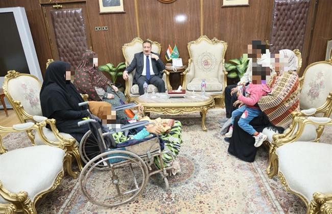 صرف مساعدات عاجلة.. محافظ المنوفية يلتقي عدداً من الحالات الانسانية والأسر الأولى بالرعاية  