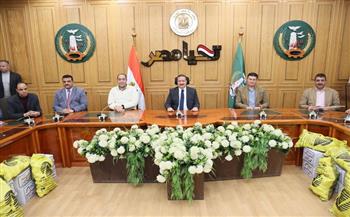 مع اقتراب رمضان.. محافظ المنوفية يوزع مساعدات مالية لـ60 حالة إنسانية من الأولى بالرعاية