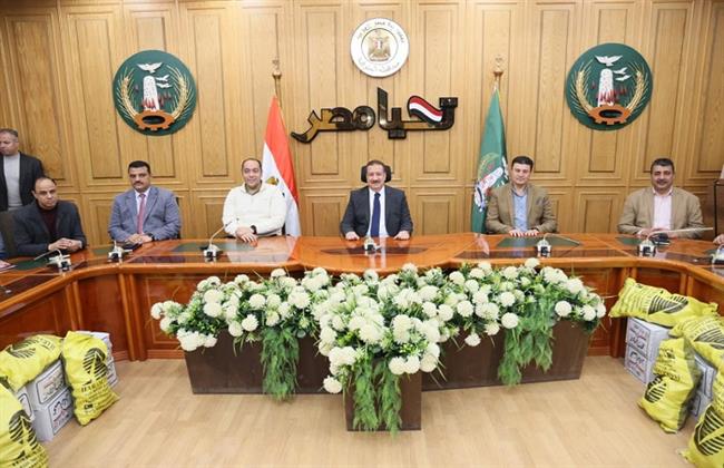 مع اقتراب رمضان.. محافظ المنوفية يوزع مساعدات مالية لـ60 حالة إنسانية من الأولى بالرعاية