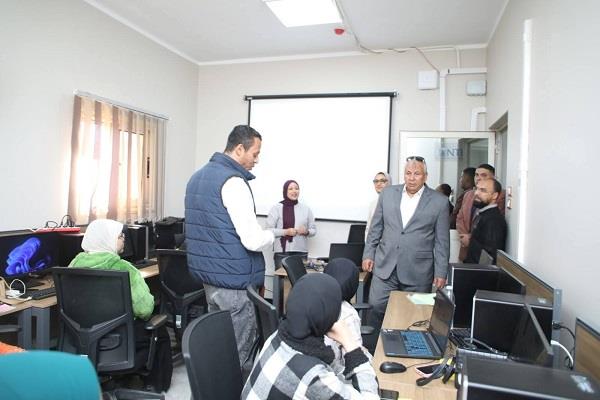 محافظ الوادي الجديد يتفقّد سير العمل بمركز إبداع مصر الرقمية