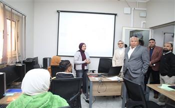 لقاء ودّي مع المتدربين.. محافظ الوادي الجديد يتفقّد سير العمل بمركز إبداع مصر الرقمية