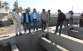 نائب رئيس الشركة القابضة ورئيس مياه المنيا يتفقدان مشروعات مياه «حياة كريمة» بمركز ملوي