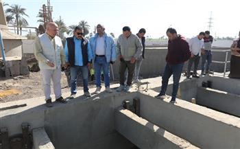 نائب رئيس الشركة القابضة ورئيس مياه المنيا يتفقدان مشروعات مياه «حياة كريمة» بمركز ملوي
