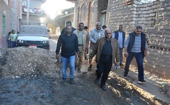 رئيس القابضة للمياه يعقد اجتماعًا موسعًا مع قيادات مياه الأقصر ويتفقد مشروعات الصرف الصحي بقرى إسنا