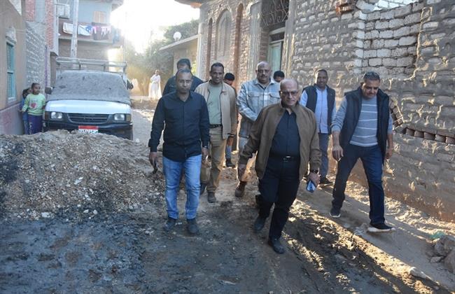 رئيس القابضة للمياه يعقد اجتماعًا موسعًا مع قيادات مياه الأقصر ويتفقد مشروعات الصرف الصحي بقرى إسنا