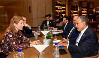 وزير الخارجية يبحث مع وزيرة الدولة البريطانية للتنمية الدولية والشئون الأفريقية تعزيز التعاون