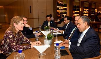 وزير الخارجية يبحث مع وزيرة الدولة البريطانية للتنمية الدولية والشئون الأفريقية تعزيز التعاون