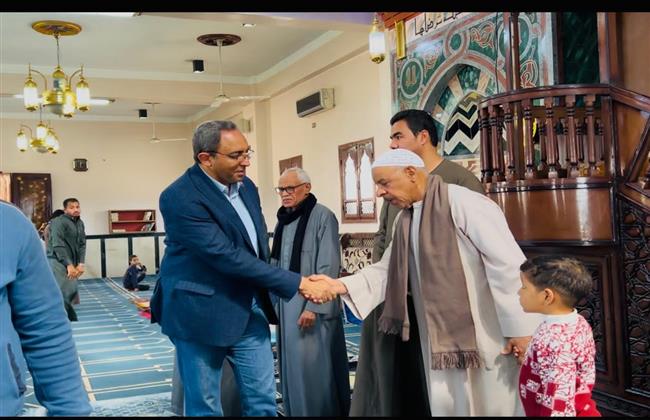 محافظ قنا يؤدي صلاة الجمعة بمسجد "شنهور" بمركز قوص ويستمع لمطالب المواطنين