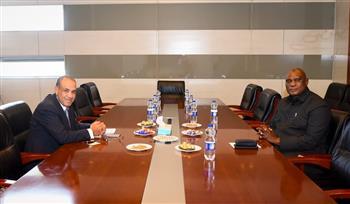 وزير الخارجية يلتقي نظيره الجامبي لبحث سبل تعزيز العلاقات الثنائية