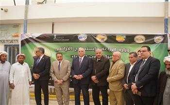 محافظ مطروح ورئيس "بحوث الصحراء" يتفقدان أنشطة مركز التنمية المستدامة