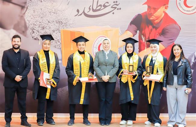 الهلال الأحمر المصري يكرم متطوعيه من طلاب الثانوية العامة المتفوقين