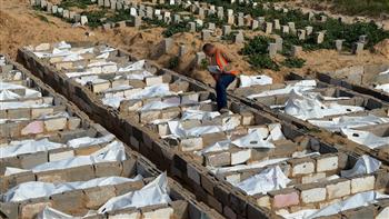 دفن رفات 53 شهيداً فلسطينياً مجهولي الهوية في دير البلح