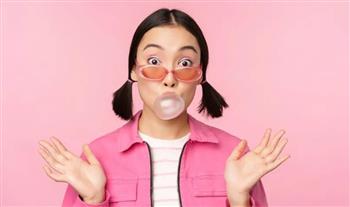 صفات ذكية تكشفها عادة مضغ العلكة باستمرار.. تعرفي عليها 