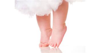 المشى على أطراف الأصابع عند الأطفال..متى يكون مقلقا؟